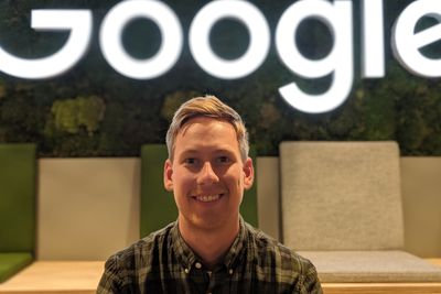 Daniel Aasen Andersen foran mose-veggen på Google-kontoret i Oslo. Langveggen i auditoriet er kledd i mose for å gi bedre luft og skape en følelse av å være ute. Mye av stilen på det norske kontoret er norsk natur, forteller Andersen