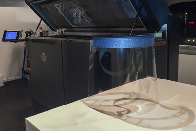 Mange: I den ene 3D-printeren kan Meisle produsere 240 visirholdere i døgnet.