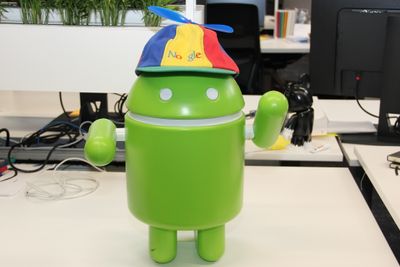Android 10 er sju måneder gammel, men er fortsatt installert på svært få av enhetene. Her er operativsystemet representert ved maskoten som for anledningen er utstyrt med Googles Noogle-cap. Noen fersking er operativsystemet derimot ikke.
