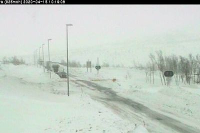 E6 ved Sørelva på Saltfjellet, hvor bommen er nede, men trafikken blir ledet over i kolonner i dag,