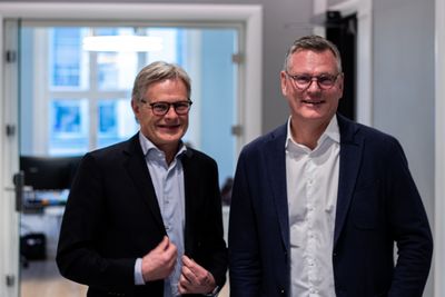 Får nye eiere: Superoffice ved (fra v.) utviklingsdirektør Guttorm Nielsen og daglig leder Gisle Jentoft. Selskapet gikk nylig over fra 8 fysiske kontorer til 240 hjemmekontorer. - Det har fungert helt utmerket. Jeg er veldig imponert over hvordan ansatte og kunder har håndtert denne enorme endringen, sier Jentoft.