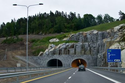 Vestre portal av Paulertunnelen sør for Larvik.