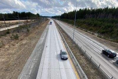 E6 ved Gardermoen var den eneste veien i Norge med betongdekke. Nå er det endelig skiftet ut. 