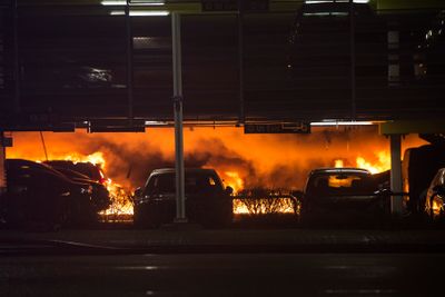 Den nyeste delen av parkeringshuset på Sola ble totalskadet i brann i januar.