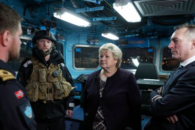 Statsminister Erna Solberg og forsvarsminister Frank Bakke-Jensen på et besøk om bord på fregatten «Otto Sverdrup» tidligere i år.
