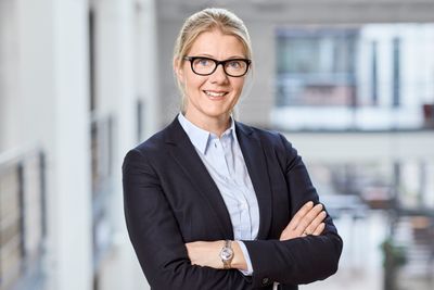 Janne Aas-Jakobsen forlater stillingen som leder for nesten 100 ansatte. Hun er på vei inn i en ny stilling, som ikke er offentliggjort i skrivende stund.
