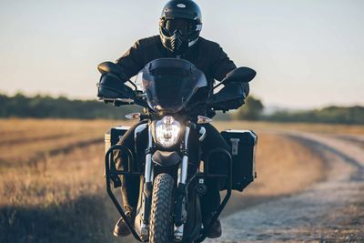 Amerikanske Zero motorcycles har vært på markedet i 14 år, men produksjonen er fortsatt lav. Modellen på bildet har en batteripakke på 14.4 kWh som gir en maksimal rekkevidde på 253 km. Det forutsetter lave hastigheter.
