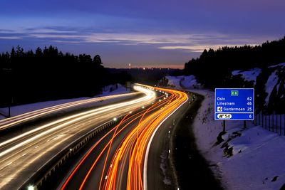 Sikkerhet: Bruk av LED-lys på motorveien fra Minnesund og nordover er et av mange tiltak som er ment å gi bedre sikkerhet. Mer sensorikk kan gi vegvesenet data for et mer prediktivt vedlikehold.
