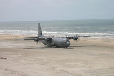 Dansk C-130J Hercules på Vejers strand, sørvest på Jylland.