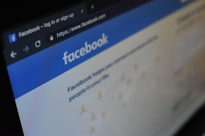 Facebook vil blokkere annonser fra andre lands statskontrollerte medier under opptakten til presidentvalget.
