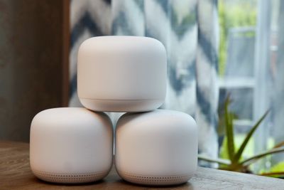 Google Nest Wifi. Det følger med to enheter i pakken, men vi fikk også med et tredje aksesspunkt til test. 