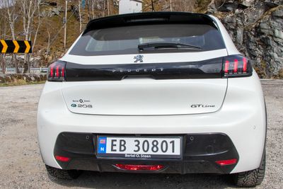 Peugeot e-208 er ventet å komme i en versjon med høyere ytelse og mer sportslig understell neste år.