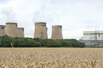 Storbritannia jobber med å fase ut kull, og tirsdag ble det satt ny rekord for lengste kullfrie periode siden 1800-tallet. Drax power station (bildet) er et av de få gjenværende kullkraftverkene i Storbritannia, og også dette vil etter hvert gå over til å brenne gass, i stedet for kull. 