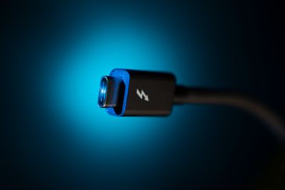 Thunderbolt gir eksterne enheter direkte tilgang til PC-ens minne, noe Microsoft mener er en for stor sikkerhetsrisiko til at Surface-enhetene kan være utstyrt med teknologien.