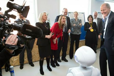 Statsrådene Monica Mæland og Linda Hofstad Helleland på åpningen av Norwegian Open AI Lab ved NTNU i 2016. Til høyre i bildet ser vi også Telenors konsernsjef Sigve Brekke.