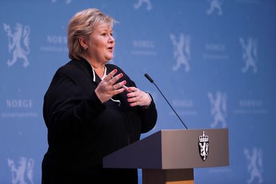 Statsminister Erna Solberg skal presentere regjeringens koronatiltak for oljebransjen. 