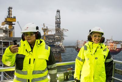 Stolt statsminister: Tidligere i år var statsminister Erna Solberg og daværende olje- og energiminister Sylvi Listhaug på Johan Sverdrup-plattformen for å åpne det nye gedigne oljefeltet som skal produsere i 50 år. 