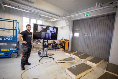Skype-lab: Når universitetene
er korona-stengte, må de tenke nytt. Ved NTNU Gjøvik
utfører avdelingsingeniør
Tor Kristoffer Klethagen labtester for avgangsstudentene Håvard Svingen og Dmitry Muratshin, mens de følger med via Skype hjemmefra.