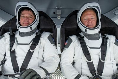 NASA-astronautene Bob Behnken (til venstre) og Doug Hurley fotografert under en test 30. mars. Går alt som det skal, blir de to de første astronautene som reiser til romstasjonen ISS med det nye Crew Dragon-fartøyet. 