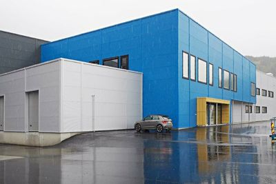 Isfjord Norways fiskeforedlingsfabrikk (midt i bildet) på Orkanger er nå i full drift. Byggherren har påberopt mangler ved ventilasjons- og kjøleanlegget og sendt erstatningskrav til Comfort Teknikk, som installerte anlegget.