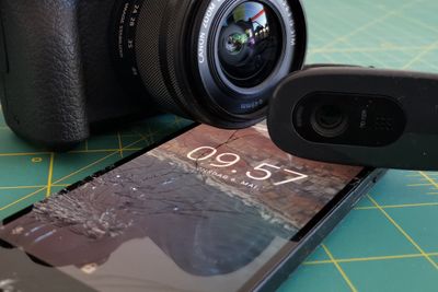 Både systemkameraet og den gamle smartmobilen med sprukken skjerm kan i mange tilfeller erstatte webkameraet, og med langt bedre resultat.