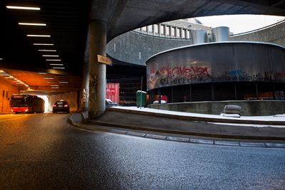 Hammersborgtunnelen er tett knyttet til Y-blokka, som sees øverst i bildet. Sikkerhet er hovedargumentet for at bygget må fjernes.