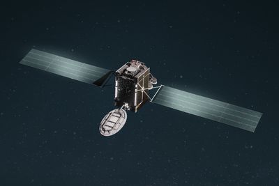 Space Norway har kontrollert flere kommunikasjonssatelitter som fulgte med da de kjøpte opp Telenor Satellites i fjor. Denne illustrasjonen viser den siste av disse, Thor 7-satellitten. Det er imidlertid ikke bekreftet at denne satellitten er blant de tre som den russiske Olymp K2-satellitten nå nærmer seg.