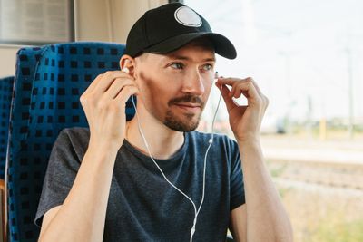 Mange lytter til musikkstrømmetjenester eller podkast på vei til eller fra jobb.