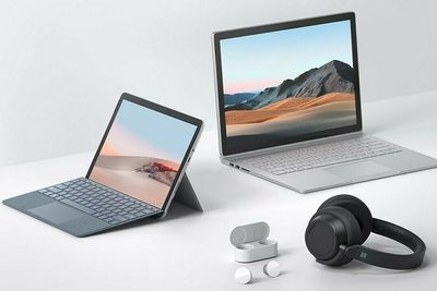 Fra venstre bak: Microsoft Surface Go 2 og Surface Book 3. Foran: Microsoft Surface Earbuds og Surface Headphones 2.