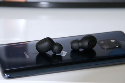 Trådløse øreplugger er noe av det som skal kunne lades med mobiler som støtter NFC Wireless Charging Specification, uten å måtte bruke noe ladeetui.