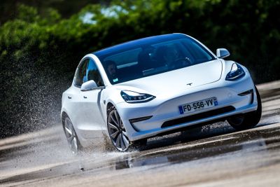 Bilsalget falt betydelig i Europa i april, men elbilandelen ble historisk høy. Tesla er blant vinnerne i andeler.
