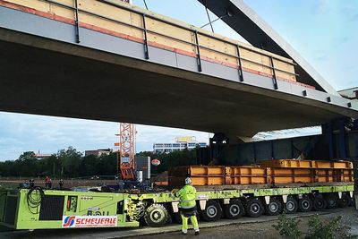 Brua ble transportert på plass over motorveien A8 utenfor Munchen i Tyskland natten mellom 2. og 3. mai i år