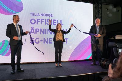 Ordfører i Lillestrøm kommune Jørgen Vik, distrikts- og digitaliseringsminister Linda Hofstad Helleland og adm. dir. i Telia Norge Stein-Erik Vellan åpner Telias 5G-nett i Norge. 