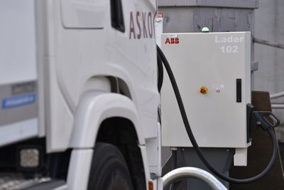 ABB-ladere fyller strøm på ASKOs elektriske lastebiler.
