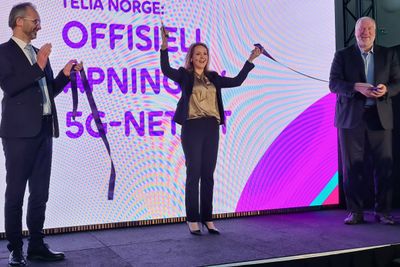 Lillestrøm-ordfører Jørgen Vik, distrikts- og digitaliseringsminister Linda Hofstad Helleland og Telia Norge-sjef Stein-Erik Vellan markerte åpningen av Telias 5G-nett kommersielt ved å klippe over et bånd inne på Norges varemesse på Lillestrøm.