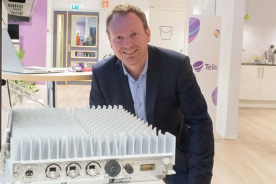 Leder for mobilnett i Telia Norge, Espen Weum, med en radioenhet fra Ericsson som har støtte for 5G i de tre frekvensområdene 700-, 800- og 900 MHz.