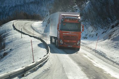 Typisk veiparti på strekningen Senjahopen-Mefjordbotn: Trangt, skredutsatt og svingete.