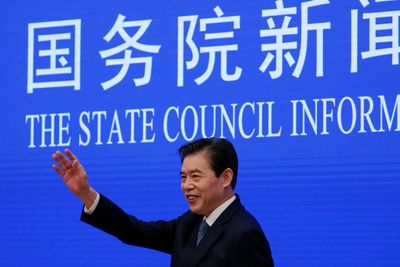Kinas handelsminister Zhong Shan under en pressekonferanse i Beijing mandag. Departementet skriver at det vil svare «med alle mulige tiltak» på USAs siste utspill om å hindre teleselskapet Huawei sin virksomhet. 