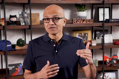 Microsoft-sjef Satya Nadella vil demokratisere kunstig intelligens. Bildet er fra en annen anledning.