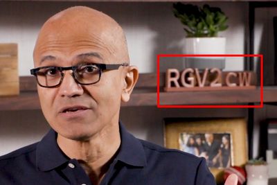 Hva skjuler det seg i tegnene som står på hylla bak Microsoft-sjefen?