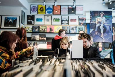 I Norge har strømmetjenestene tatt 90 prosent av musikkmarkedet, men salget av vinylplater rundt i verden øker fortsatt.