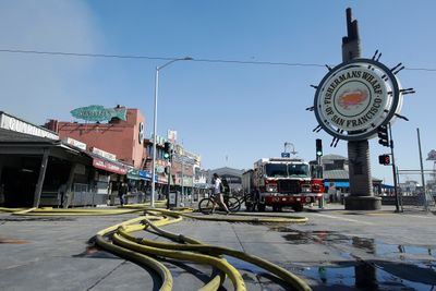 Brannslanger i gaten utenfor Fisherman's Wharf i San Francisco. En storbrann herjet lørdag Pier 45.