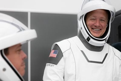 Nasa-veteranene Bob Behnken og Doug Hurley (til høyre) blir de første til å teste det nye romfartøyet Crew Dragon, utviklet av SpaceX for Nasa. 
