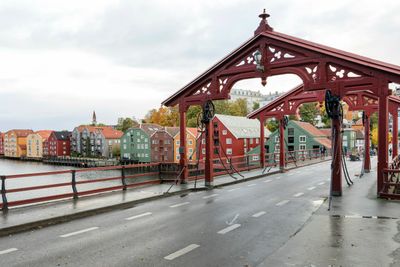 Gamle Bybro i Trondheim, også kjent som "lykkens portal", krysser Nidelva.
