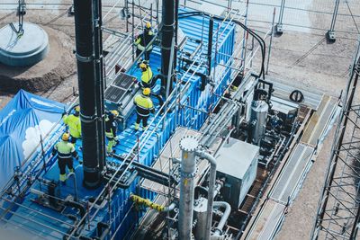 Nå er Aker Solutions i gang med testanlegget for CO2-fangst ved Preems raffineri i Lysekil i Sverige. 