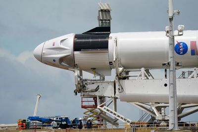 Ustabilt vær har truet med å utsette oppskytningen av SpaceXs første bemannede romferd. Nå har været lettet og oppskytningen kan trolig gå som planlagt onsdag. 