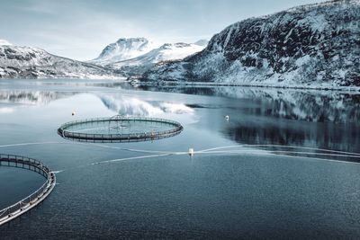 Merdene langs norskekysten fylles ikke bare med laks, men også med sensorer og blir stadig mer automatisert og fjernstyrte. Da blir pålitelig infrastruktur helt nødvendig. 