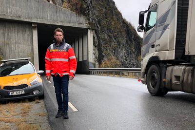 Fem entreprenører og arbeidsfellesskap vil bygge ny E16 gjennom rasutsatte Kvamskleiva i Valdres. Det er byggeleder Edvin Rye meget godt fornøyd med