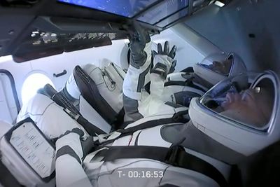 Astronautene Bob Behnken og Doug Hurley ventet i nesten to timer i Crew Dragon-romkapselen da de fikk beskjed om at oppskytingen ble avlyst på grunn av værforholdene. 