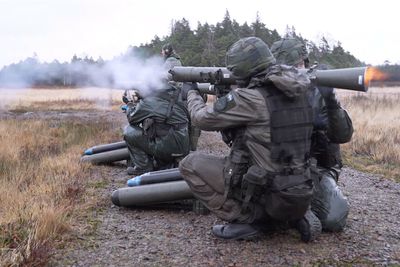 Dette bildet er fra vårens brukertesting av ny stridsuniform der et svensk kanonlag skyter med Carl Gustaf RFK. 